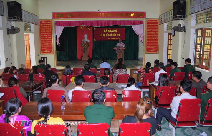 Toàn cảnh lễ bế giảng.