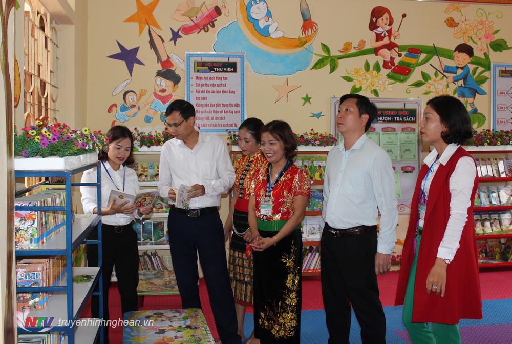 Lãnh đạo huyện Tương Dương thăm mô hình thư viện thân thiện của trường Tiểu học Tam Thái.