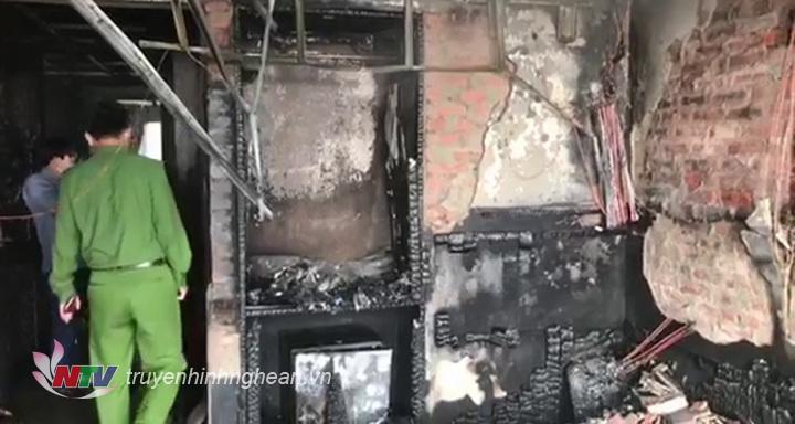 Nhiều vật dụng trong phòng bị thiêu rụi hoàn toàn.