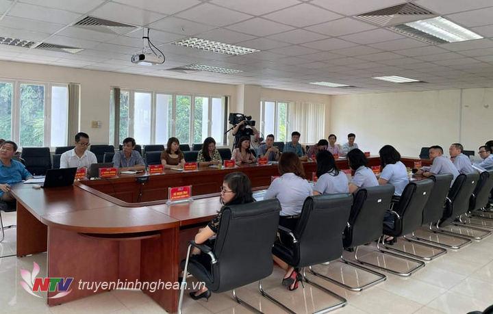 Toàn cảnh buổi làm việc.