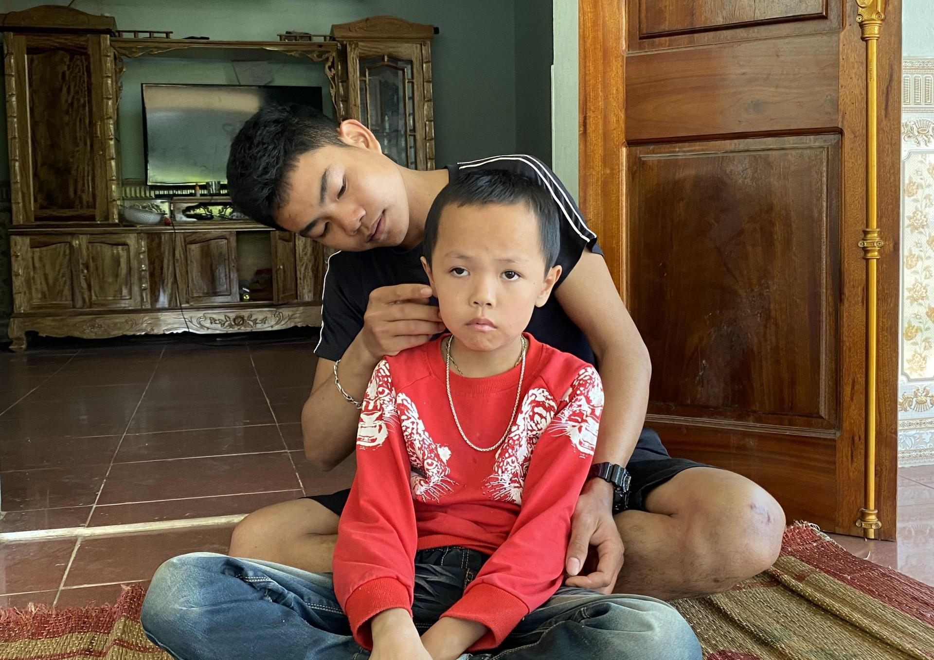 Bố mẹ chết vì tai nạn sập mỏ, 3 anh em Lương Tuấn Thành nương tựa nhau mà sống.