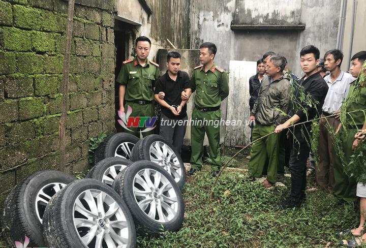 Đối tượng Đặng Xuân Kỳ và tang vật.