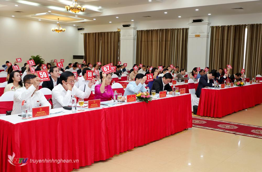 Các đại biểu biểu quyết thông qua Nghị quyết trình kỳ họp.