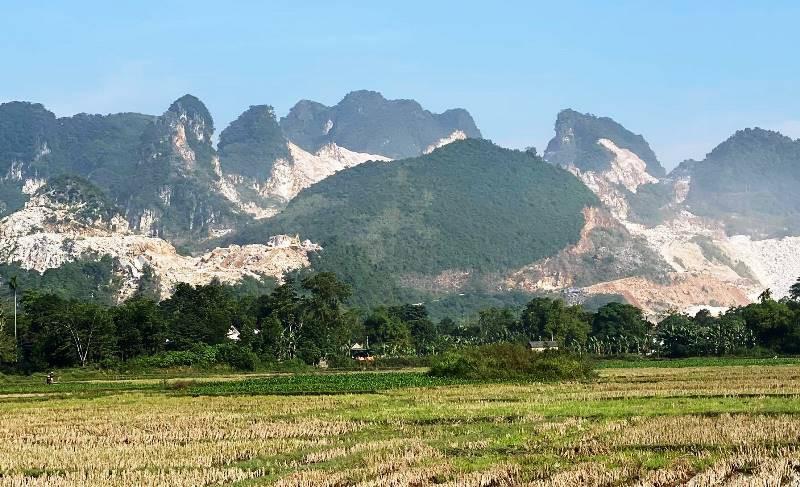 Mỏ khai thác đá ở bản Bành, xã Châu Quang, huyện miền núi Quỳ Hợp. Ảnh: T.VIỆT. 