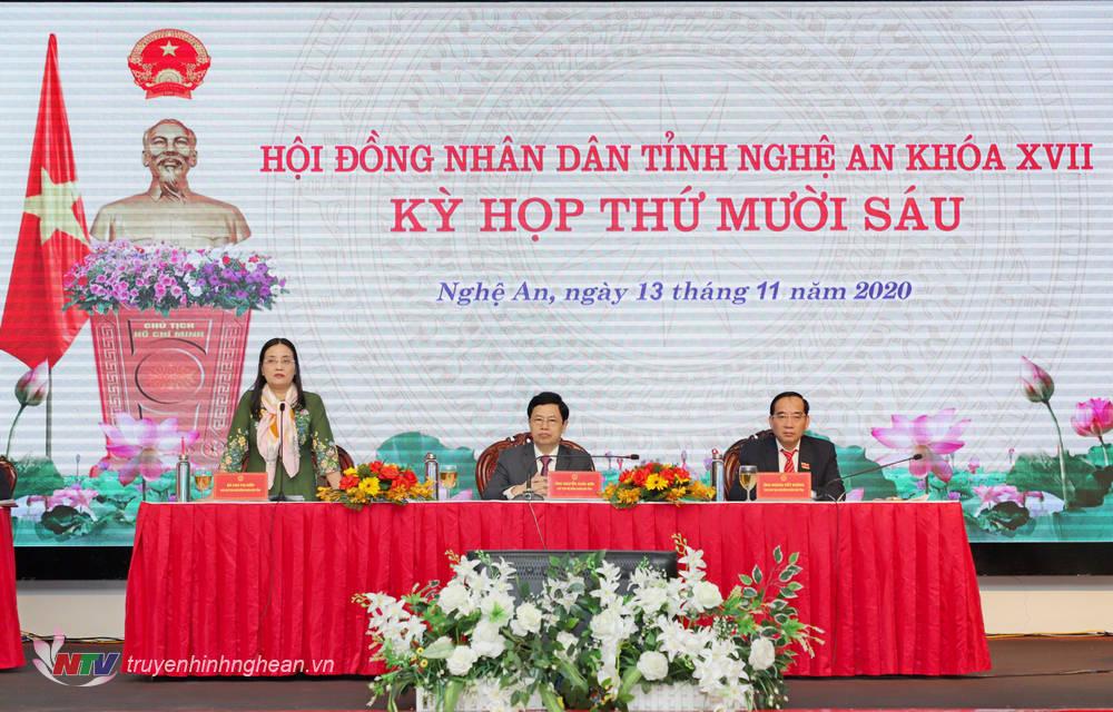 Các đồng chí điều hành kỳ họp.