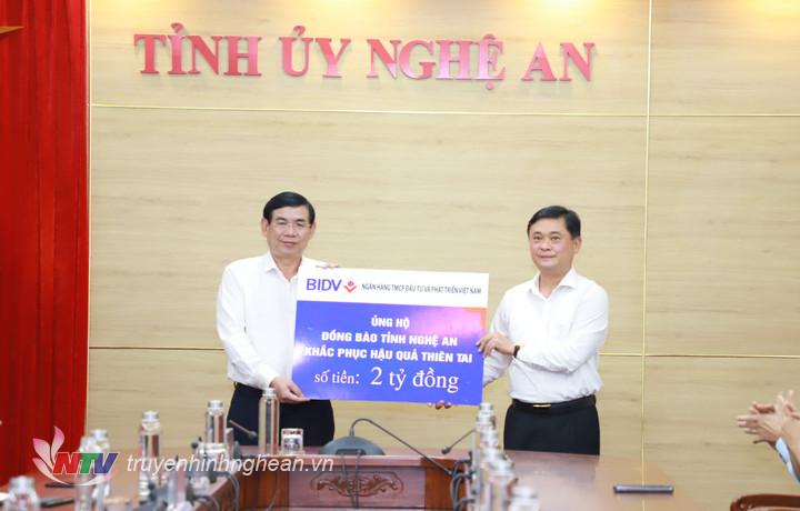 Ông Phan Đức Tú - PG88 go Bắn cá Hội đồng Quản trị Ngân hàng BIDV trao hỗ trợ của Ngân hàng cho PG88 go Bắn cá.