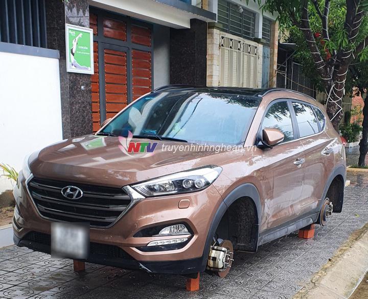 Xe Tucson bị Kỳ lấy trộm 04 bánh trên địa bàn xã Hưng Lộc, thành phố Vinh.
