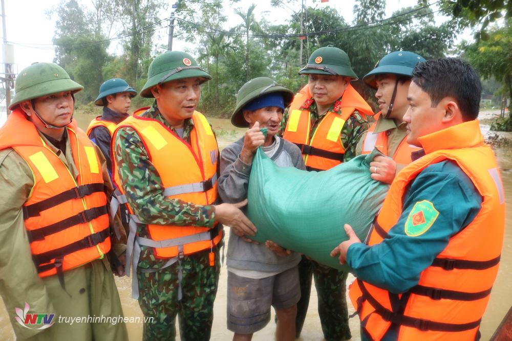 Trung tướng Trần Võ Dũng - Chính ủy Quân khu trao mì tôm và gạo cho nhân dân huyện Thanh Chương bị ngập lụt.