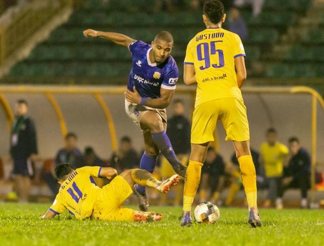 Rafaelson trong trận đấu với SLNA.