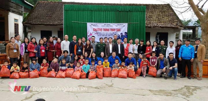 Đoàn trao tặng 444 suất quà cho các em học sinh Mầm non,Tiểu học,THCS Cao Vều xã Phúc Sơn.