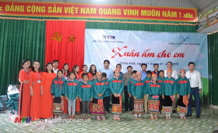 Đoàn đã trao tặng hơn 400 áo ấm cho các em hoc sinh trường TH2 xã Châu Khê.