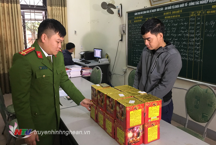 Đối tượng và tang vật tại cơ quan điều tra.