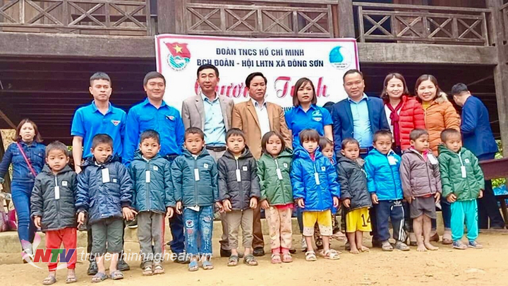 Tặng áo ấm cho các em học sinh trường Mầm Non xã Hữu Kiệm- Kỳ Sơn.