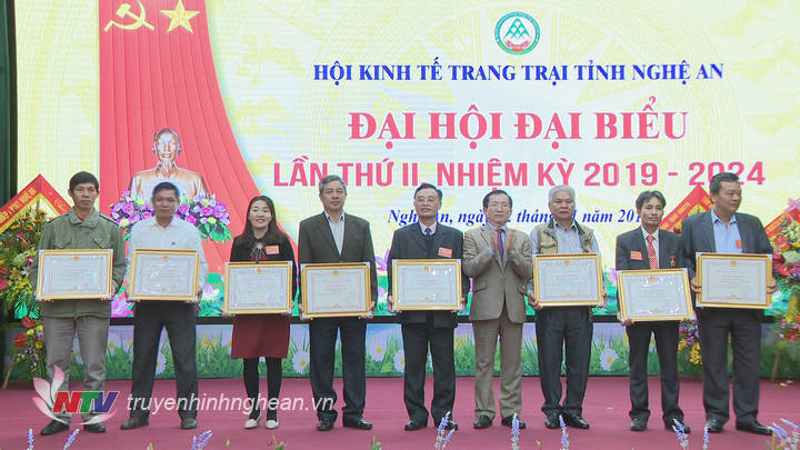 Trao bằng khen của UBND tỉnh cho các cá nhân xuất sắc.