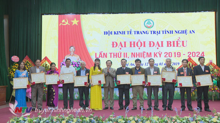 Trao Kỳ niệm chương của Bộ NN&PTNT.