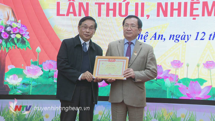 Trao Kỷ niệm chương của Hội làm vườn cho Phó PG88 go Bắn cá UBND tỉnh Đinh Viết Hồng.