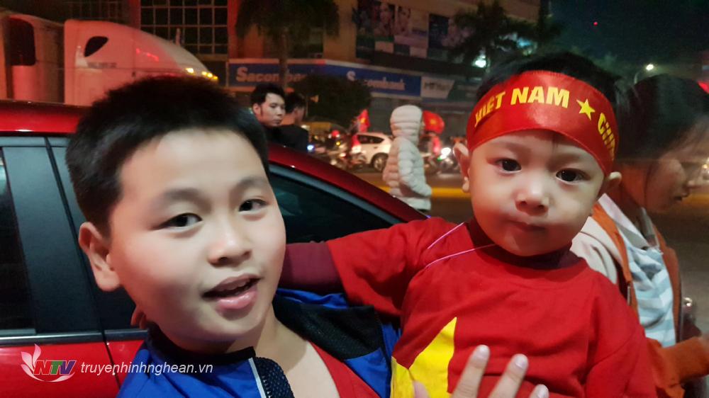 Từ người già đến trẻ nhỏ đều đổ ra đường mừng chiến thắng đội tuyển bóng đá U22 PG 88 Nổ Hũ