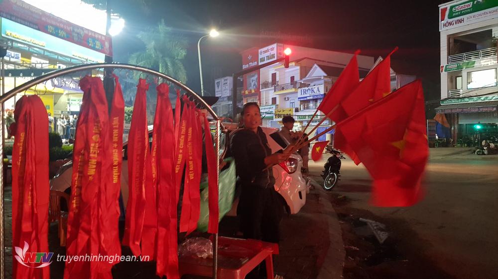 Cờ, băng rôn cung cấp cho các cổ động viên kịp thời tạo nên bầu không khí rực rỡ