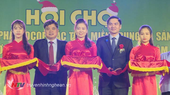 Các đại biểu cắt băng Xổ Số PG 88 hội chợ