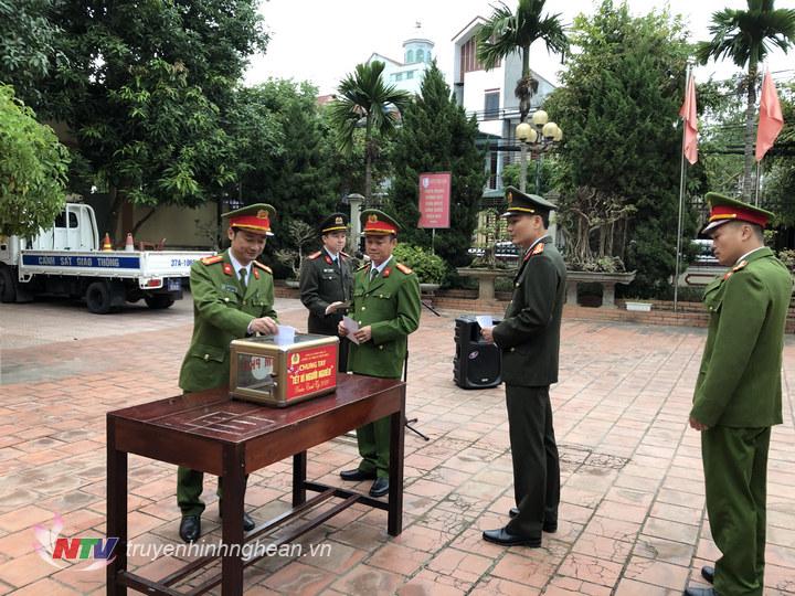 Cán bộ chiến sỹ đơn vị vui vẻ ủng hộ để nhưng hoàn cảnh khó khăn có cái tết đủ đầy hơn.