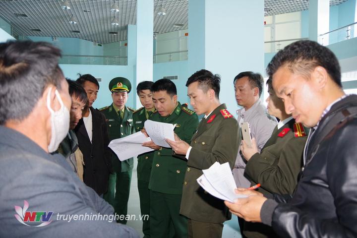 trưởng đoàn ký biên bản bàn giao.