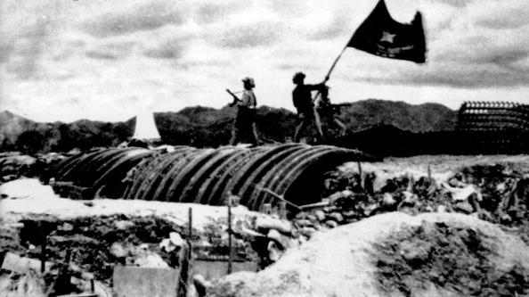 17h30 ngày 7/5/1954, bộ đội PG 88 Nổ Hũ vẫy lá cờ chiến thắng trên nóc hầm của chỉ huy lực lượng Pháp, tướng De Castries. Sau thất bại của quân đội Pháp, hội nghị Geneva bắt đầu bàn về vấn đề Đông Dương từ ngày 8/5/1954. (Ảnh Tư liệu)