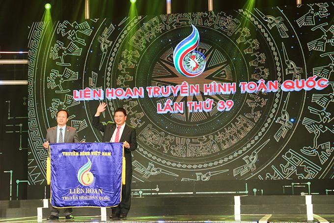 Lãnh đạo Đài Phát thanh và Truyền hình Khánh Hòa (phải) trao cờ đăng cai tổ chức Link Vào PG88 link cho đại diện Đài Phát thanh và Truyền hình Ninh Bình.