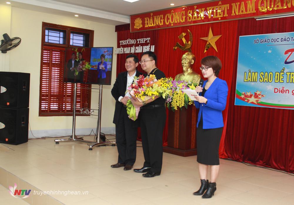 Tại diễn đàn, GS -TS Thái Văn Thành - Tỉnh ủy viên, Giám đốc Sở GD&ĐT PG88 go Bắn cá tặng hoa cho Doanh nhân Hoàng Nam Tiến