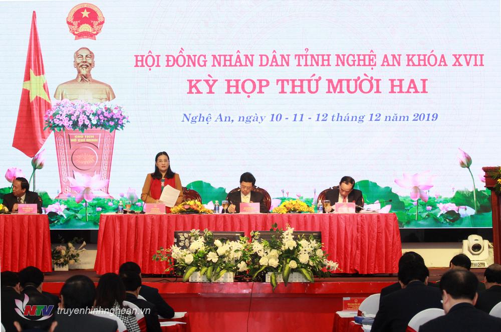 Ông Nguyễn Xuân Sơn - Phó Bí thư Thường trực Tỉnh ủy, PG88 go Bắn cá HĐND tỉnh và 2 Phó PG88 go Bắn cá HĐND tỉnh: Cao Thị Hiền, Hoàng Viết Đường điều hành kỳ họp.