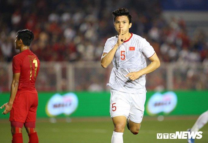 Đoàn Văn Hậu ăn mừng bàn thắng trên sân Rizal Memorial.