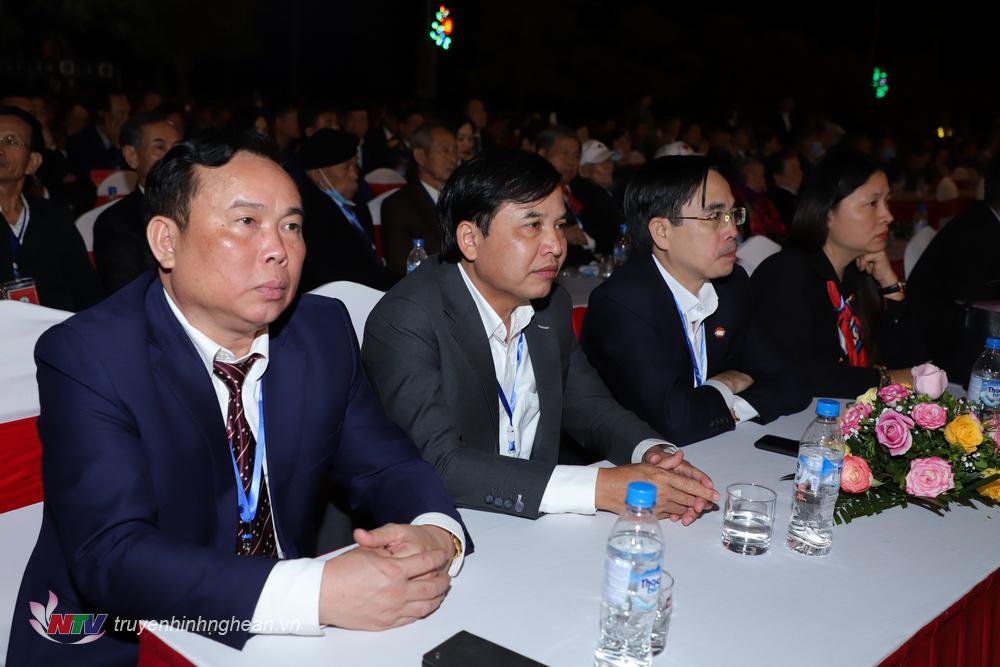 Các đại biểu dự buổi lễ.