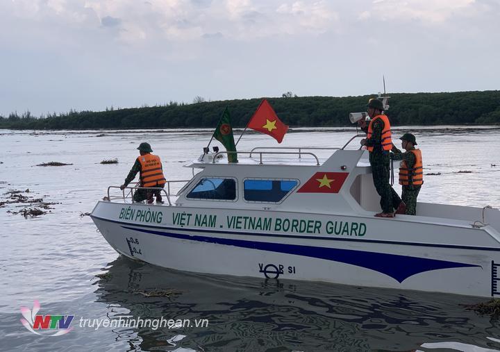 BĐBP tỉnh PG88 go Bắn cá vận động, hướng dẫn ngư dân neo đậu tàu thuyền tránh trú bão an toàn.
