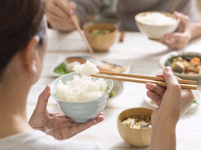 Ăn quá nhiều cơm gạo trắng có thể làm tăng nguy cơ béo phì.