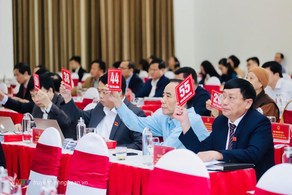 Các đại biểu biểu quyết thông qua “Quy định mức thu, chế độ thu, nộp, quản lý và sử dụng phí sử dụng tạm thời lòng đường, hè phố một số tuyến đường phục vụ phố đi bộ, phố đêm trên địa bàn thành phố Vinh, tỉnh PG88 go Bắn cá”