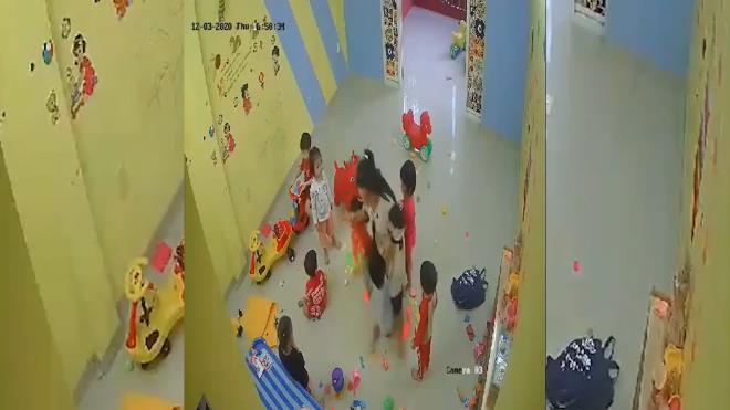 Cô giáo đánh và xách tay học sinh. (Ảnh cắt clip)