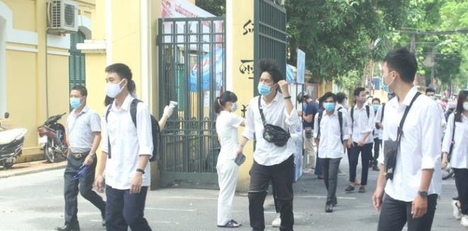 Học sinh, giáo viên tại Hà Nội phải đeo khẩu trang từ nhà đến trường, từ trường về nhà. 