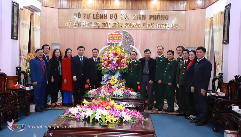 Lãnh đạo tỉnh tặng hoa chúc mừng cán bộ, chiến sỹ Bộ Chỉ huy Bộ đội Biên phòng tỉnh.
