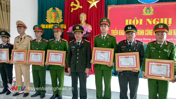 Các đơn vị ký giao ước thi đua năm 2019.