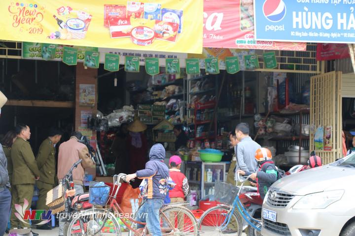 Đây là cửa hàng chuyên kinh doanh bia, rượu, bánh kẹo và nước giải khát đóng chai.