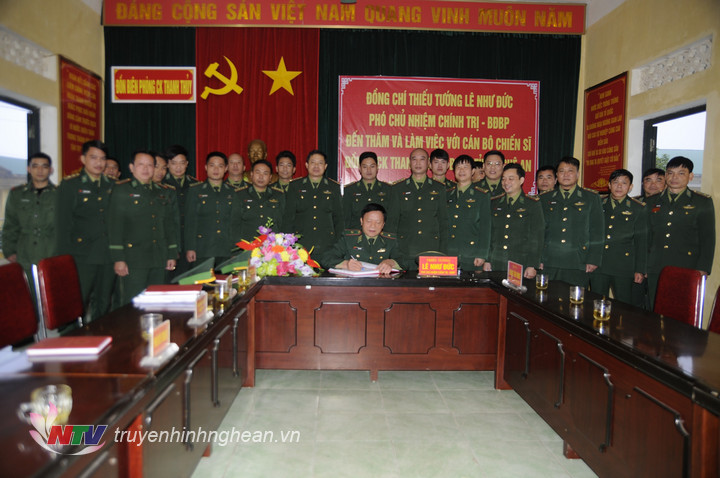 Thiếu tướng Lê Như Đức viết lưu niệm vào sổ vàng truyền thống khi đến thăm Đồn BPCK Thanh Thủy