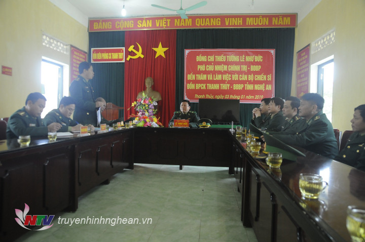 Chỉ huy Đồn BP CK Thanh Thủy báo cáo tình hình với Thiếu tướng Lê Như Đức và đoàn công tác