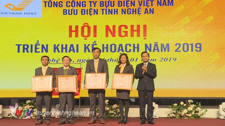 Trao Bằng khen của UBND tỉnh cho các cá nhân.