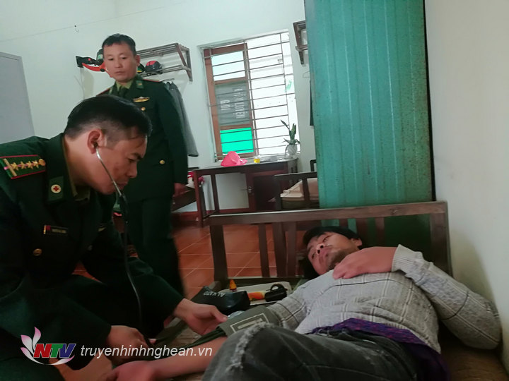 Quân y đồn BP Quỳnh Thuận chăm sóc sức khỏe cho các nạn nhân.
