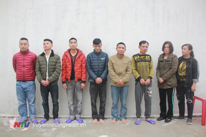 Các đối tượng tại cơ quan công an.