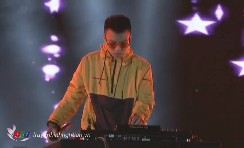 Sân khấu bùng nổ với màn biểu diễn sôi động của DJ