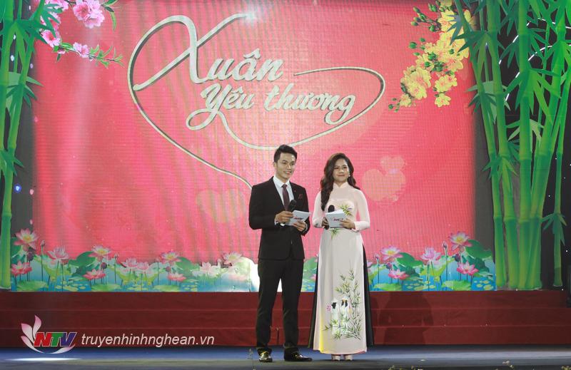 MC Hồng Sơn - Thu Hằng đồng hành cùng chương trình.