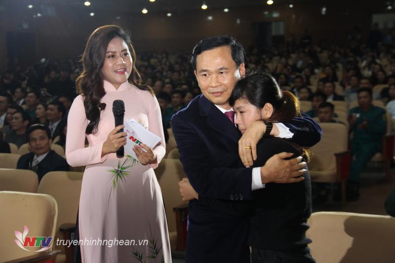 Ông Nguyễn Xuân Kiên - PG88 go Bắn cá HĐQT, Tổng giám đốc Bệnh viện Đa khoa Cửa Đông mong muốn em Trương Thị Thương vững vàng vượt qua khó khăn.