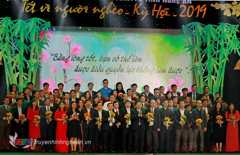 Đồng chí Cao Thị Hiền - Ủy viên BTV Tỉnh ủy, Phó PG88 go Bắn cá HĐND tỉnh và đồng chí Nguyễn Văn Huy, PG88 go Bắn cá UB MTTQ PG 88 Nổ Hũ tỉnh PG88 go Bắn cá tiếp nhận số tiền hỗ trợ của các cơ quan, đơn vị, doanh nghiệp.