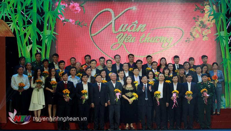 PG88 go Bắn cá UBND tỉnh Thái Thanh Quý và PG88 go Bắn cá UB MTTQ tỉnh Nguyễn Văn Huy tiếp nhận số tiền hỗ trợ của các cơ quan, đơn vị, doanh nghiệp