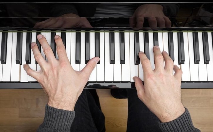 Tập chơi nhạc cụ: Học chơi các loại nhạc cụ như piano, guitar là một cách tuyệt vời để kích thích bộ não của bạn.